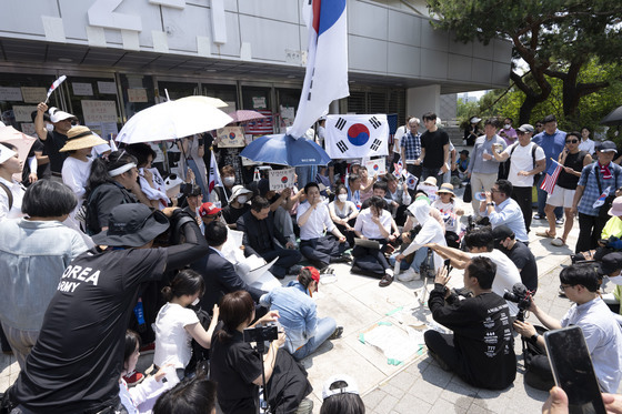 시위대와 함께 핸드볼경기장에 자리잡은 장동혁·김민수