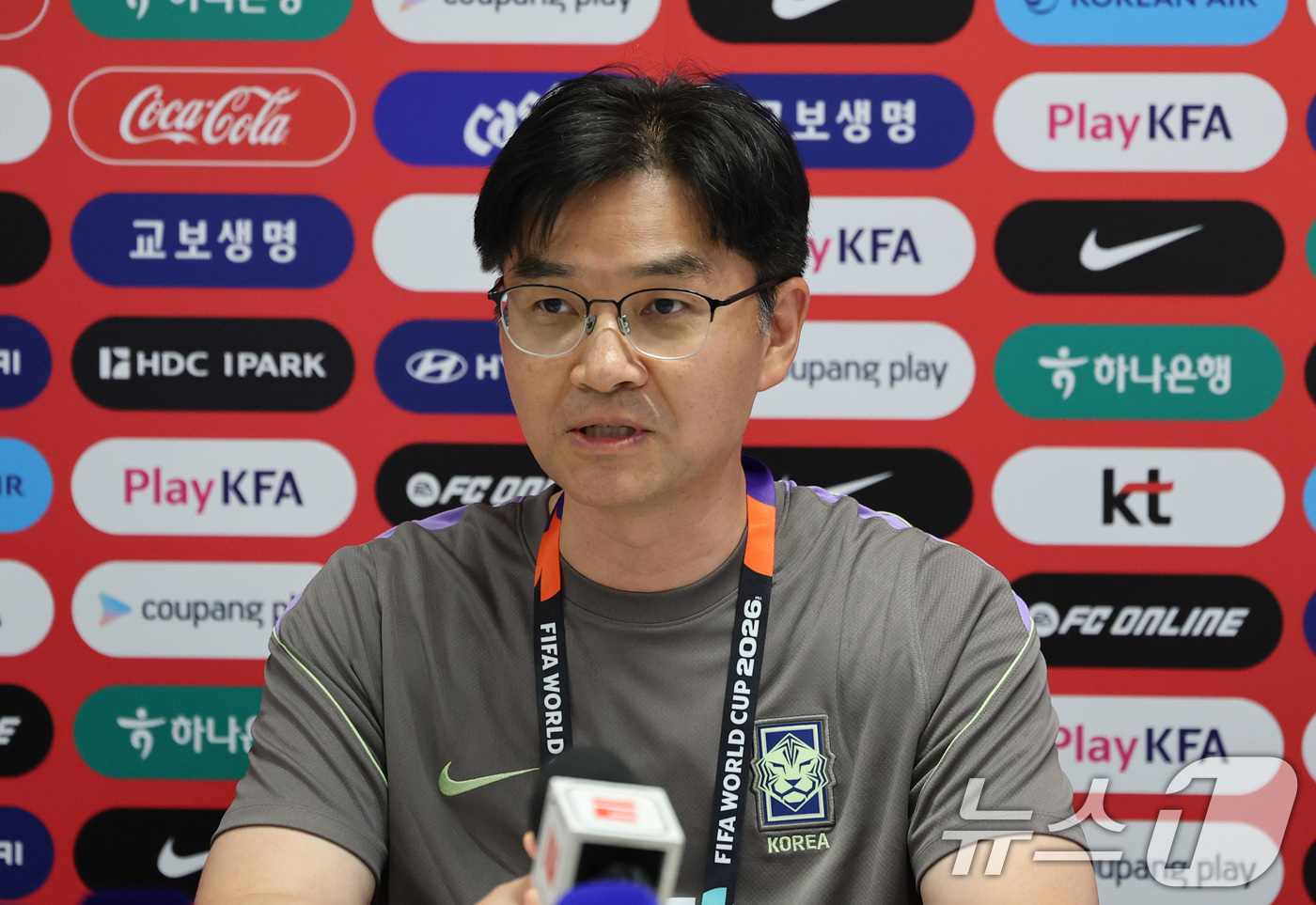 (과달라하라(멕시코)=뉴스1) 박지혜 기자 = 대한민국 축구 국가대표팀의 한덕현 멘털 코치(중앙대 정신의학과 교수)가 15일(현지시간) 멕시코 과달라하라 인근 사포판 치바스 바예 …