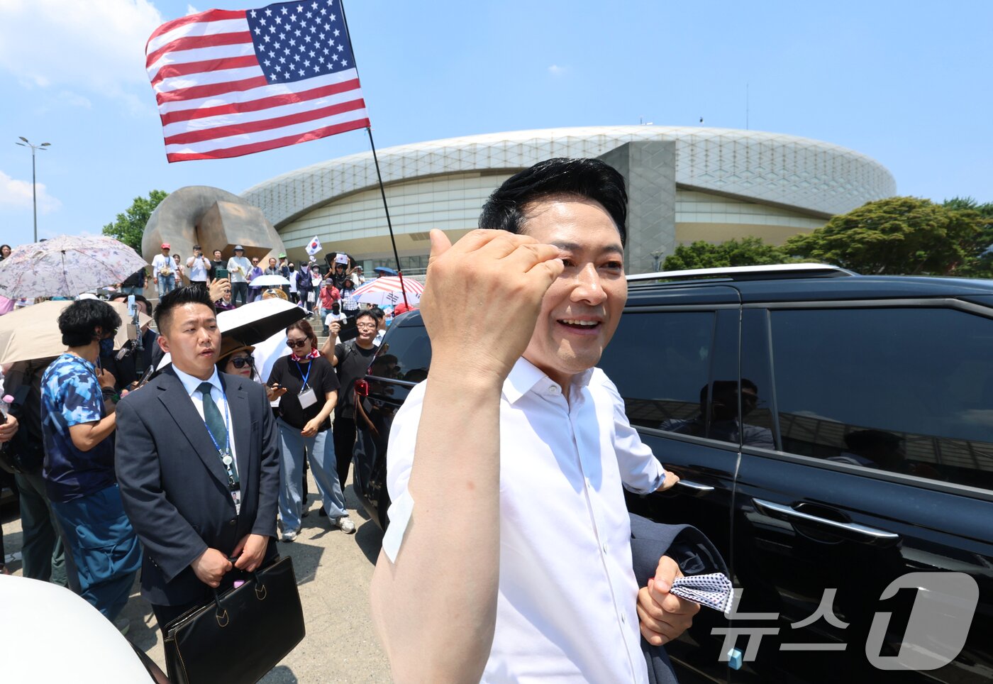 본문 이미지 - 장동혁 국민의힘 대표가 16일 서울 송파구 올림픽공원 핸드볼경기장 앞 시위 현장을 방문, 차량으로 이동하고 있다. (공동취재) 2026.6.16 ⓒ 뉴스1 김도우 기자