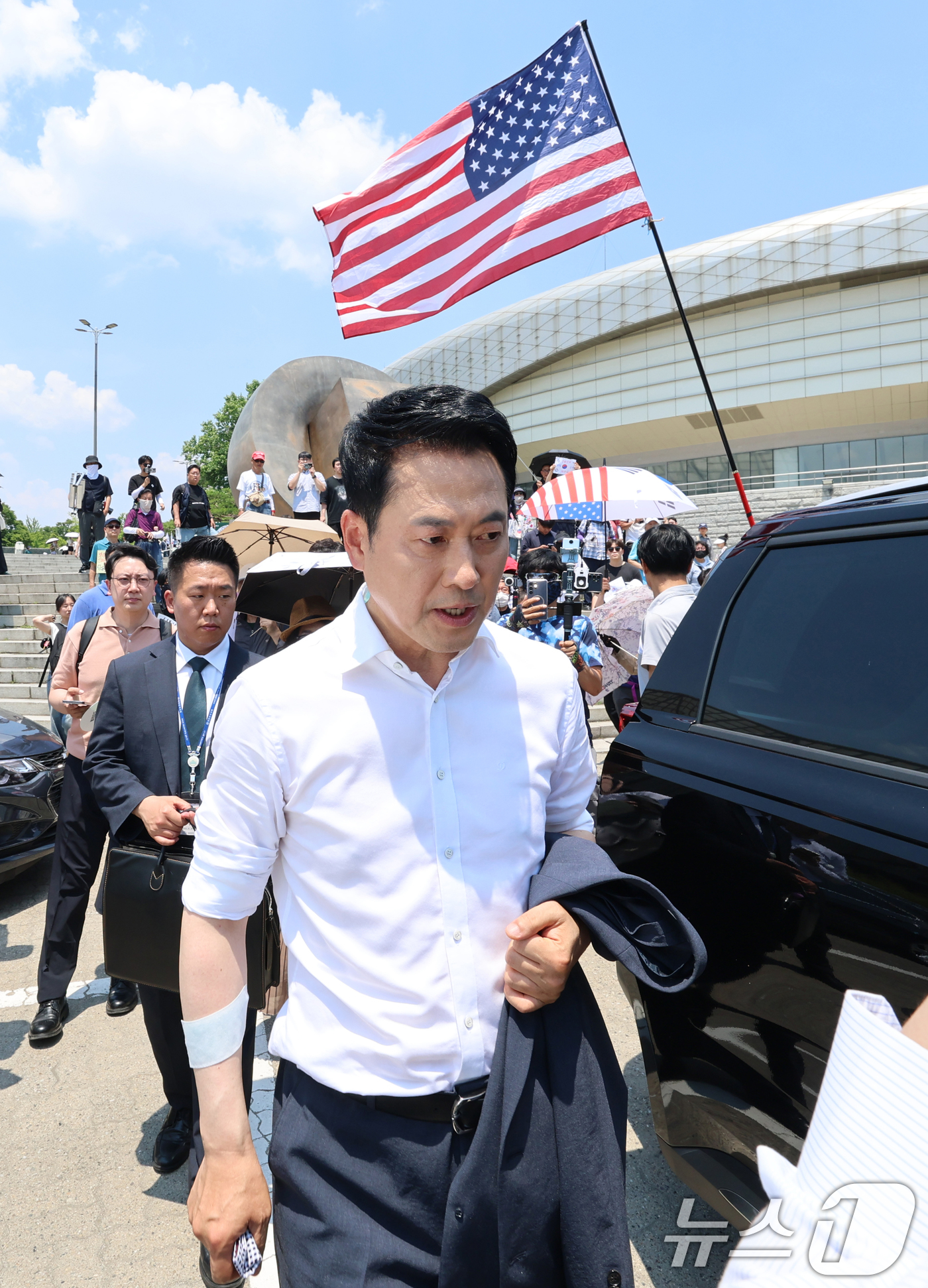 (서울=뉴스1) 김도우 기자 = 장동혁 국민의힘 대표가 16일 서울 송파구 올림픽공원 핸드볼경기장 앞 시위 현장을 방문, 차량으로 이동하고 있다.(공동취재) 2026.6.16/뉴스 …