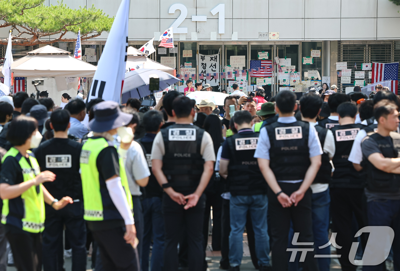 (서울=뉴스1) 김도우 기자 = 6·3 지방선거 '투표용지 부족 사태'로 12일째 잠실 개표소 봉쇄 시위가 이어지고 있는 16일 경찰과 대한체육회 등관계자들이 서울 송파구 올림픽공 …