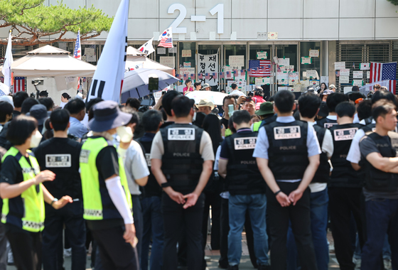 "중국 공안이냐" 조롱 잠실 시위대, 피해 경찰관·가족에 고소당해