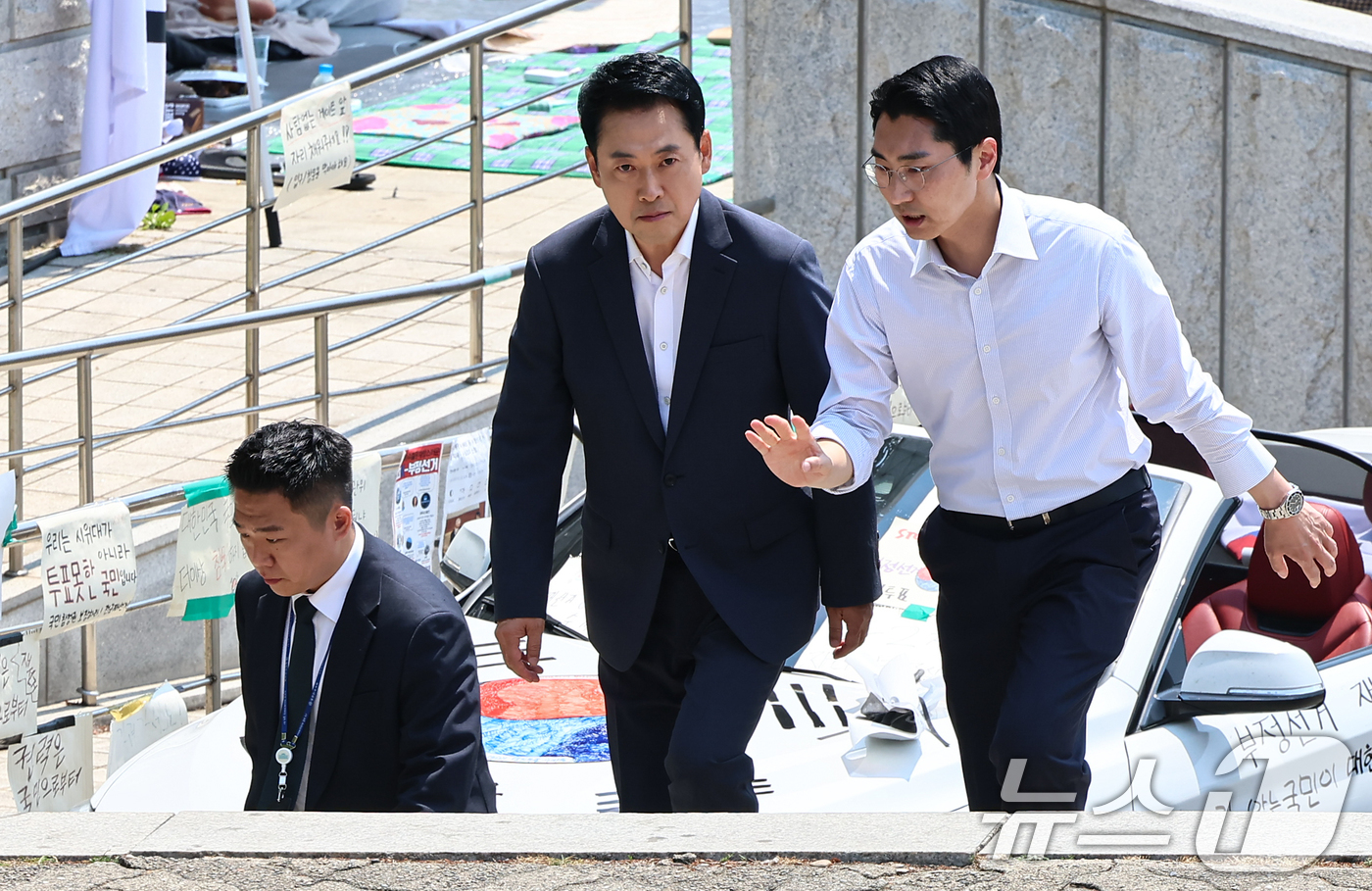 (서울=뉴스1) 김도우 기자 = 장동혁 국민의힘 대표가 16일 서울 송파구 올림픽공원 핸드볼경기장을 찾아 6·3 지방선거 '투표용지 부족 사태'로 봉쇄 시위를 하고 있는 현장을 방 …