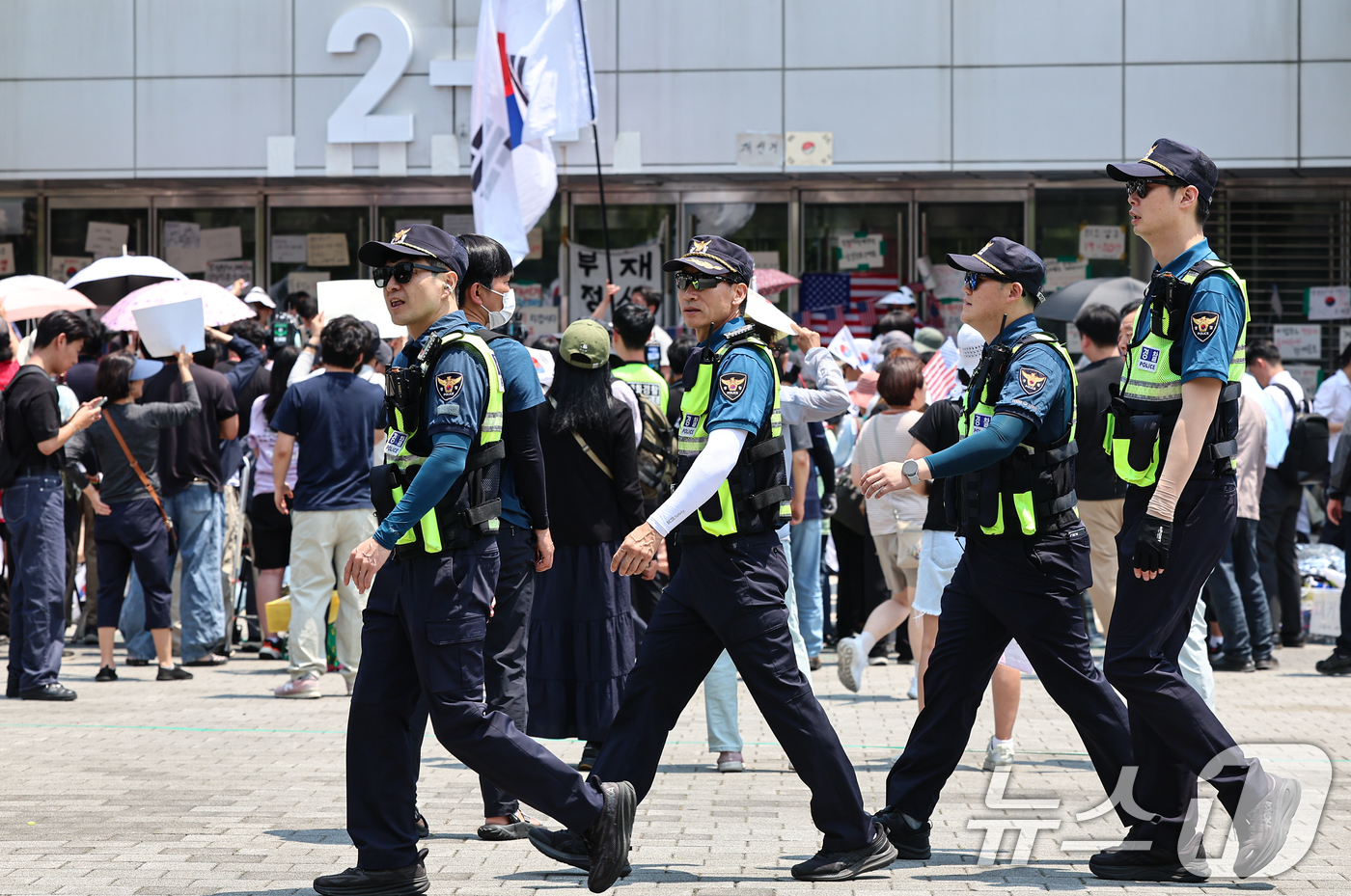 (서울=뉴스1) 김도우 기자 = 제9회 전국동시지방선거 투표용지 부족 사태를 규탄하는 개표소 봉쇄 시위가 12일째 이어진 16일 서울 송파구 올림픽공원 핸드볼경기장 앞에서 경찰이 …