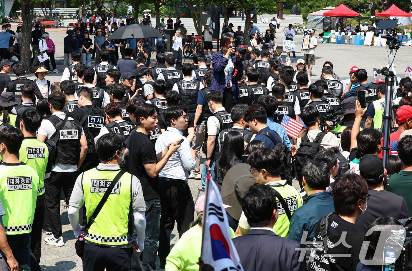 (서울=뉴스1) 김도우 기자 = 6·3 지방선거 '투표용지 부족 사태'로 12일째 잠실 개표소 봉쇄 시위가 이어지고 있는 16일 경찰과 대한체육회 등관계자들이 서울 송파구 올림픽공 …