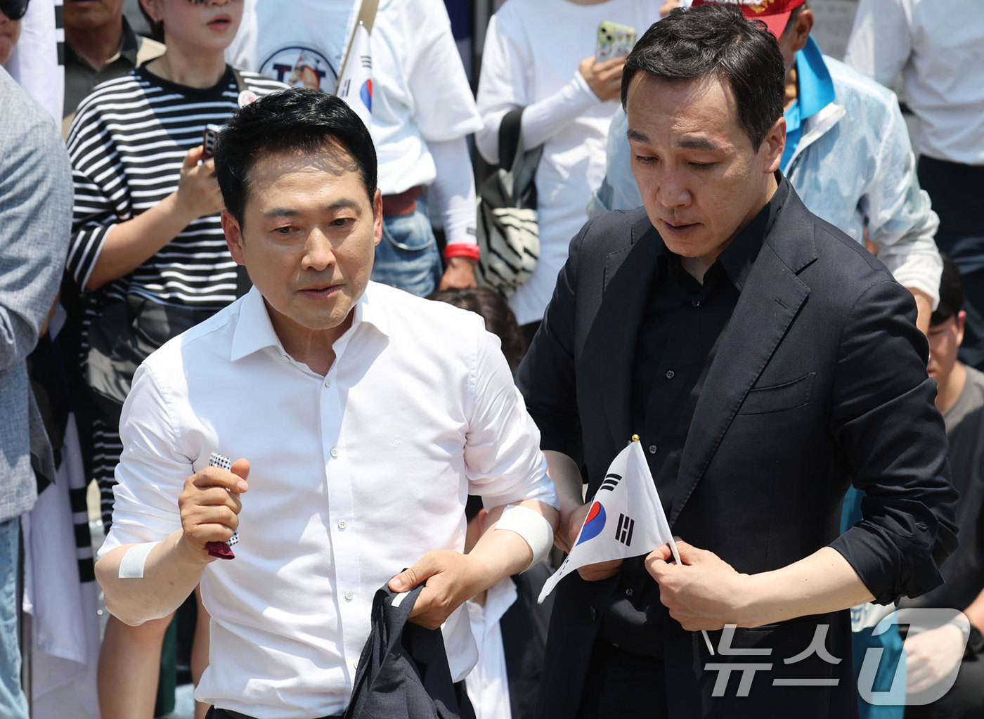 (서울=뉴스1) 김도우 기자 = 장동혁 국민의힘 대표와 김민수 최고위원이 16일 서울 송파구 올림픽공원 핸드볼경기장을 찾아 6·3 지방선거 '투표용지 부족 사태'로 봉쇄 시위를 하 …