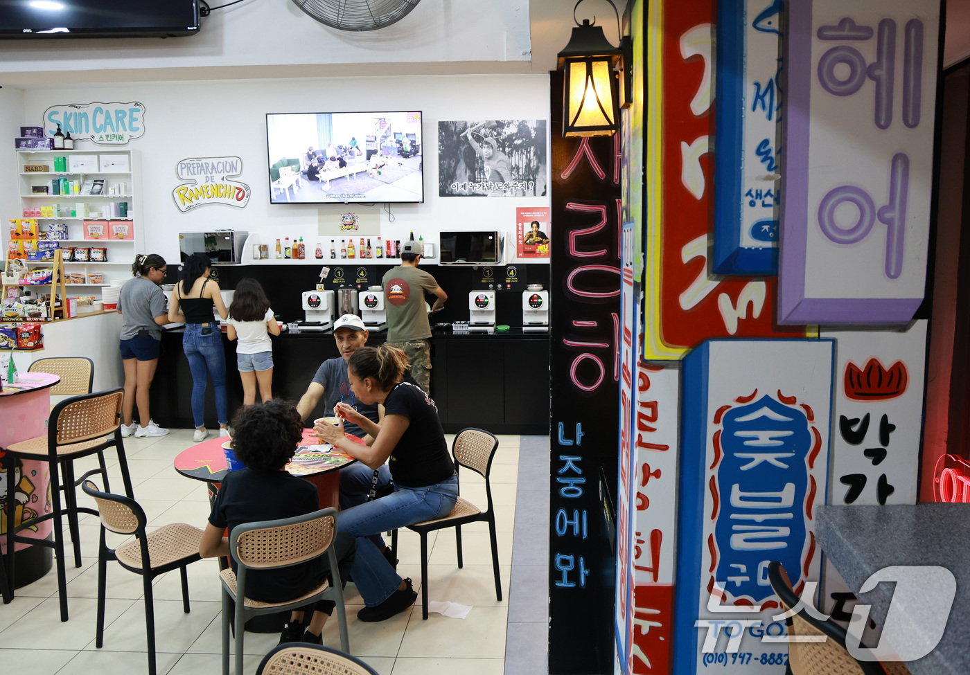 (과달라하라(멕시코)=뉴스1) 임세영 기자 = 2026 북중미 월드컵이 열리고 있는 15일(현지시간) 멕시코 과달라하라 차풀페텍 거리에 위치한 한국 라면 가게에서 멕시코 시민들이 …