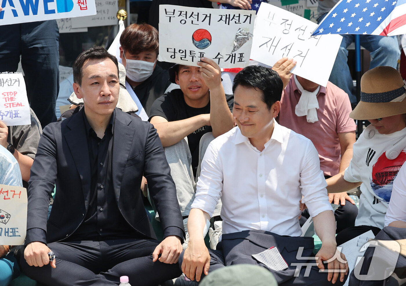 (서울=뉴스1) 김도우 기자 = 6·3 지방선거 '투표용지 부족 사태'로 12일째 잠실 개표소 봉쇄 시위가 이어지고 있는 16일 서울 송파구 올림픽공원 핸드볼경기장 앞에서 장동혁 …