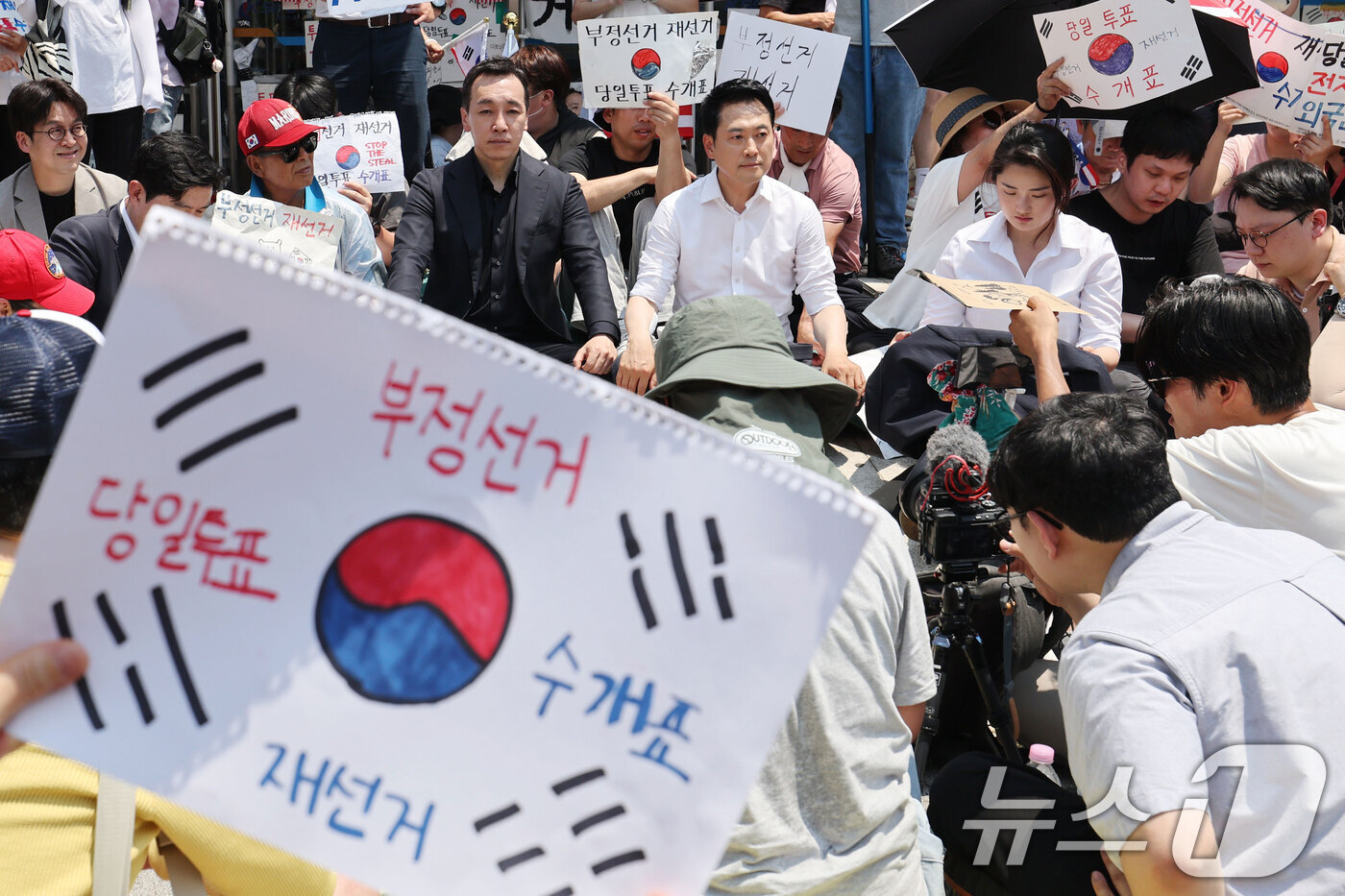 (서울=뉴스1) 김도우 기자 = 장동혁 국민의힘 대표가 16일 서울 송파구 올림픽공원 핸드볼경기장(잠실 개표소)을 찾아 시위대와 함께 자리하고 있다.  2026.06.16 2026 …