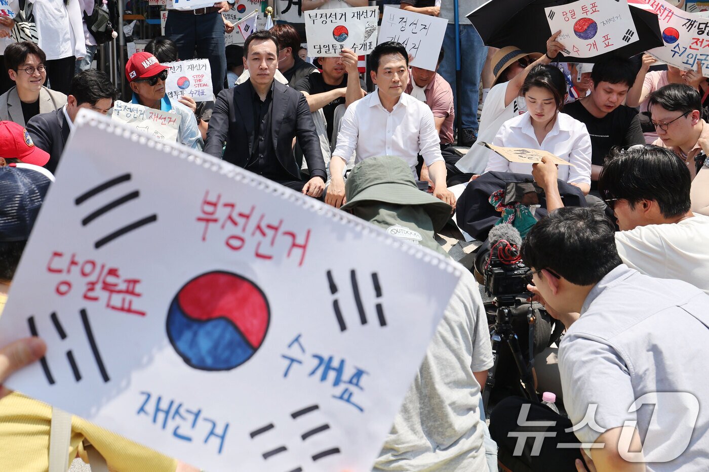 본문 이미지 - 장동혁 국민의힘 대표가 16일 서울 송파구 올림픽공원 핸드볼경기장(잠실 개표소)을 찾아 시위대와 함께 자리하고 있다. 2026.06.16 2026.6.16 ⓒ 뉴스1 김도우 기자