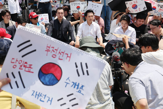 잠실개표소 앞 장동혁 대표