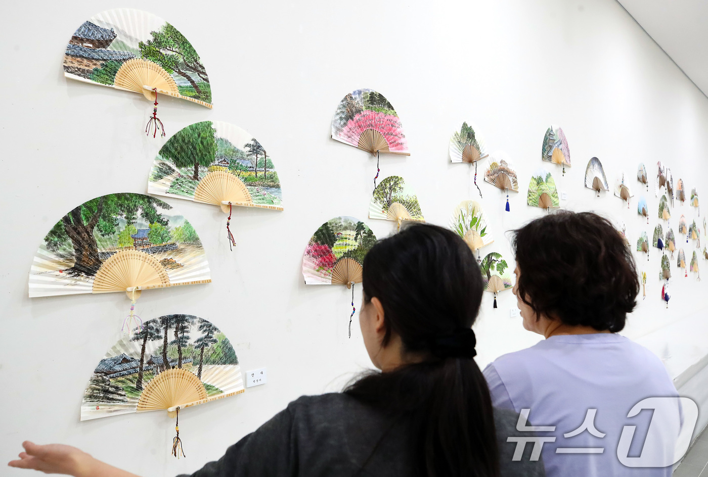 (대구=뉴스1) 공정식 기자 = 16일 대구 달성군 달성문화원에서 열린 단오절 맞이 '하풍전(夏風展)' 부채 전시회를 찾은 시민들이 다양한 부채를 감상하고 있다.달성문화원 한국화반 …