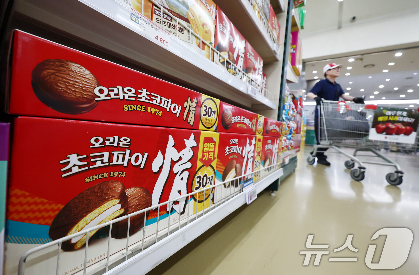 (서울=뉴스1) 김민지 기자 = 식품업계 침체에도 라면·스낵 기업들이 해외시장 호실적에 힘입어 상승세를 보이고 있다.16일 식품업계에 따르면 롯데웰푸드는 매출 1조 1142억 원, …