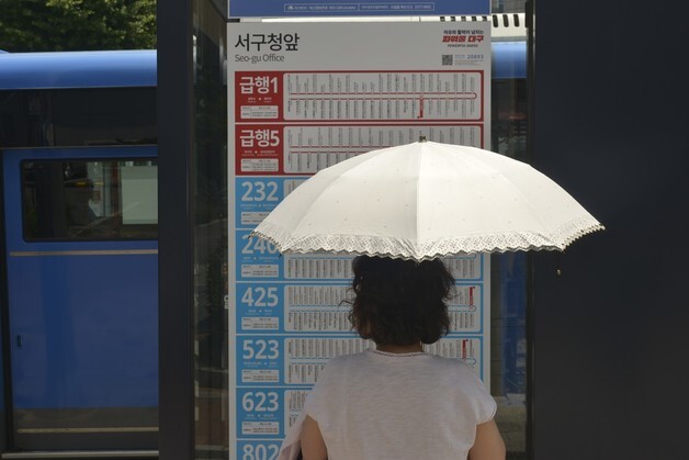 "벌써 한여름" 분수대 찾고 그늘로 피하고…구미 '32도' 더위
