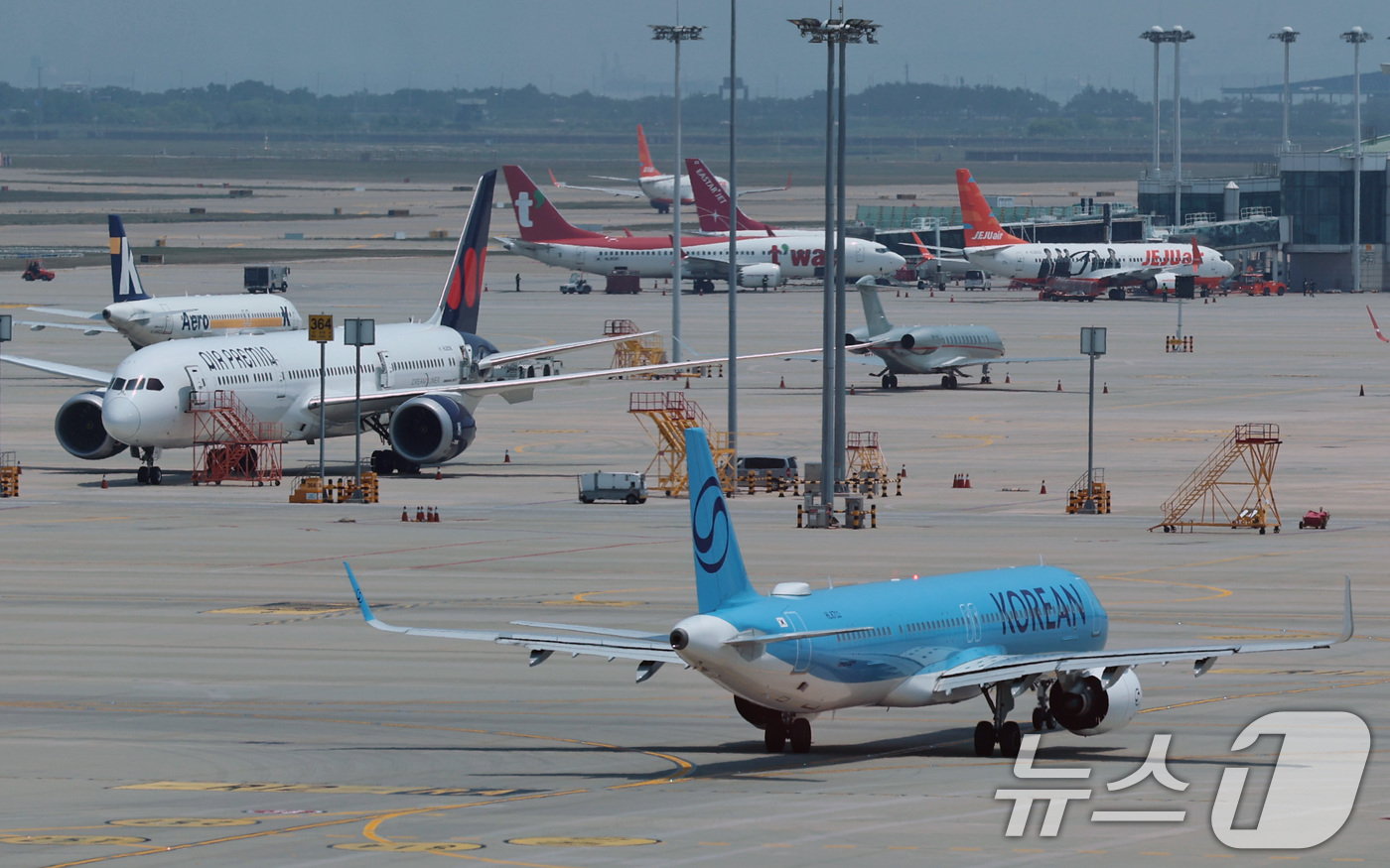 (인천공항=뉴스1) 구윤성 기자 = 국제 유가가 하락하면서 7월 국제선 항공권의 유류할증료가 이달보다 20% 이상 낮아진다. 본격적인 여름 휴가철을 앞두고 여행객들의 부담도 다소 …