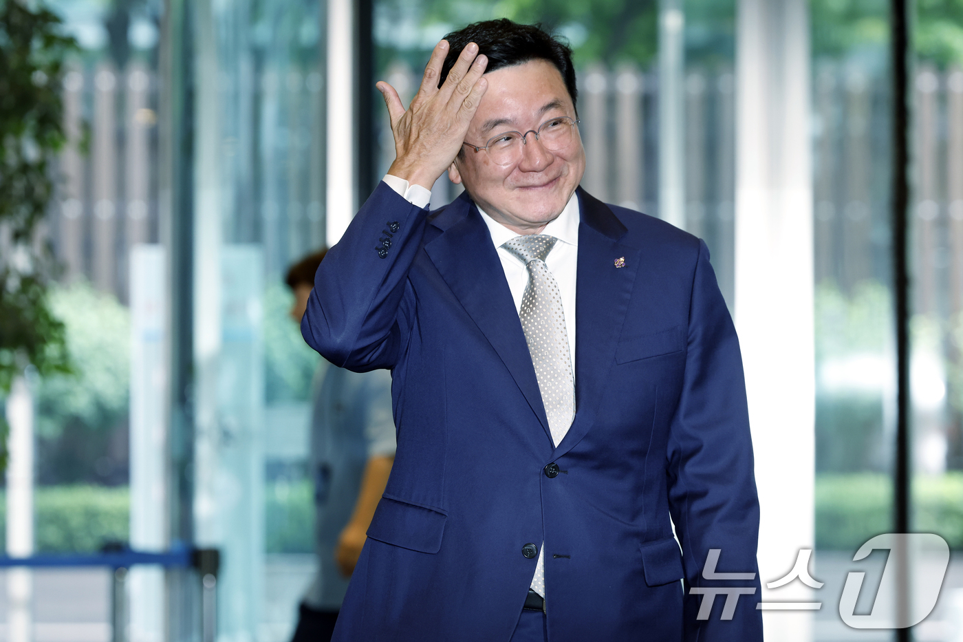 (서울=뉴스1) 박정호 기자 = 이찬희 삼성 준법감시위원회 위원장이 16일 오후 서울 서초구 삼성생명 서초사옥에서 열린 준법감시위원회 정례회의에 참석하고 있다.  2026.6.16 …