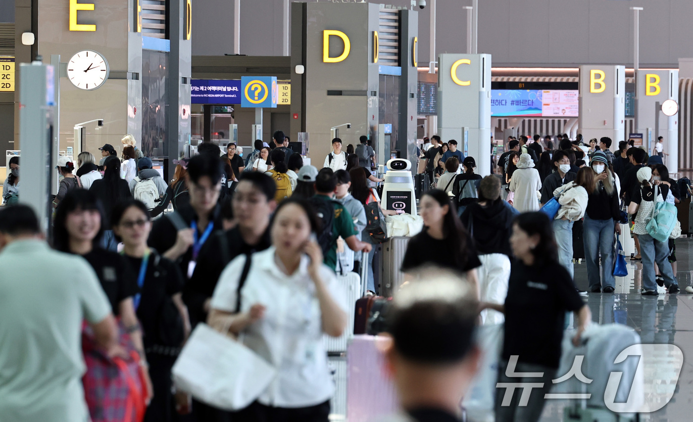 (인천공항=뉴스1) 구윤성 기자 = 국제 유가가 하락하면서 7월 국제선 항공권의 유류할증료가 이달보다 20% 이상 낮아진다. 본격적인 여름 휴가철을 앞두고 여행객들의 부담도 다소 …