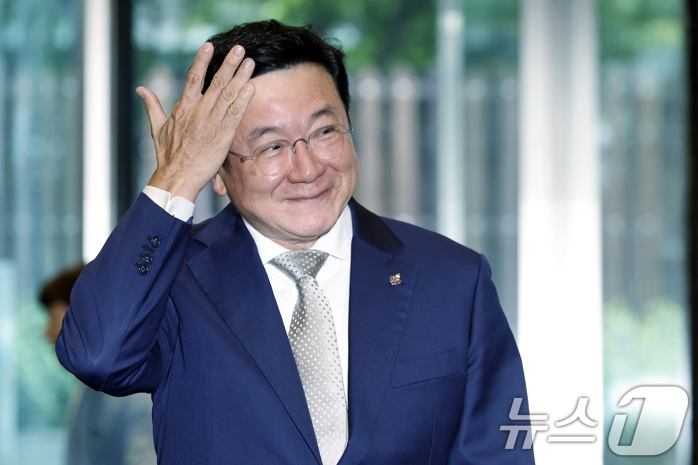 (서울=뉴스1) 박정호 기자 = 이찬희 삼성 준법감시위원회 위원장이 16일 오후 서울 서초구 삼성생명 서초사옥에서 열린 준법감시위원회 정례회의에 참석하고 있다.  2026.6.16 …
