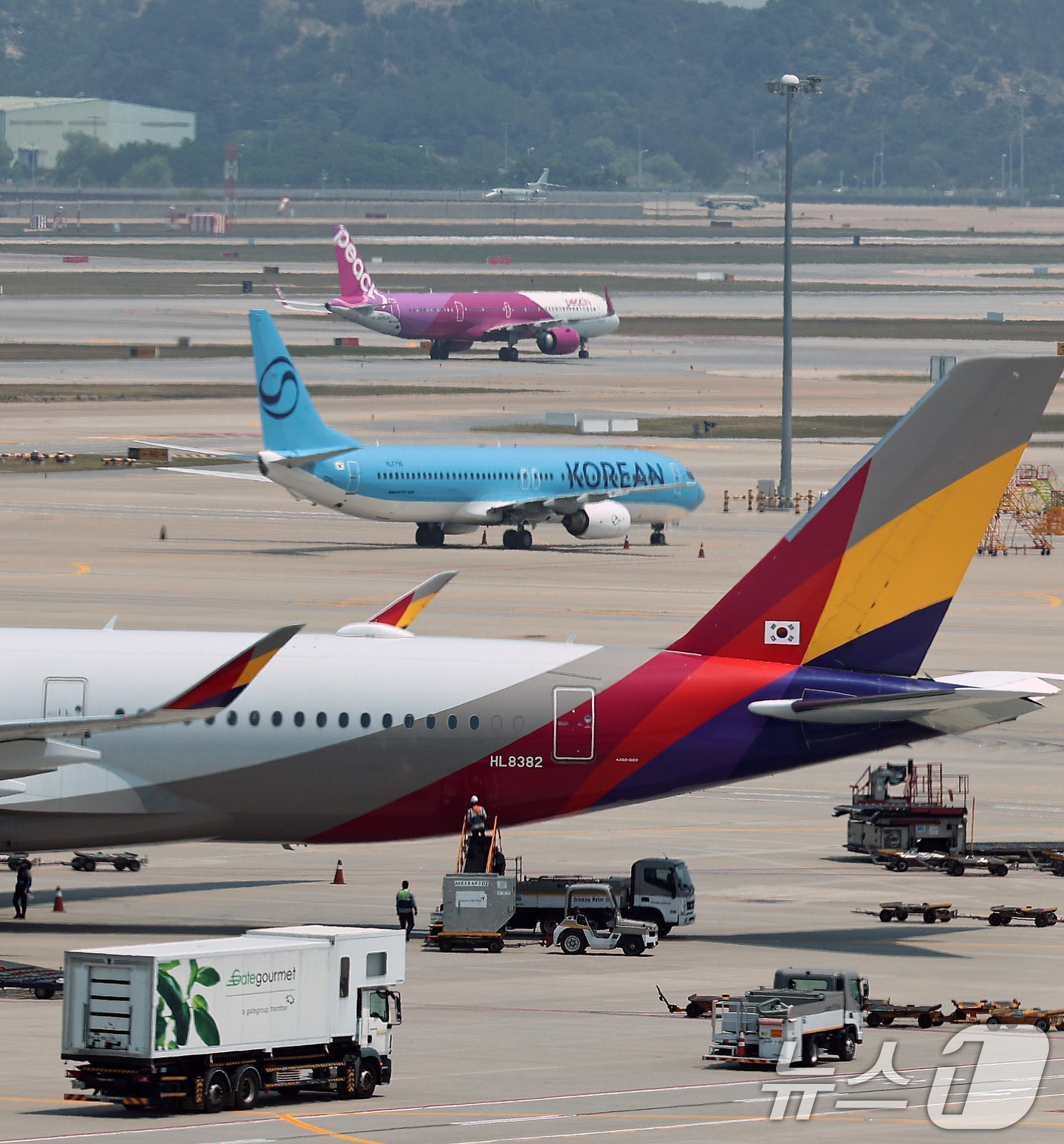 (인천공항=뉴스1) 구윤성 기자 = 국제 유가가 하락하면서 7월 국제선 항공권의 유류할증료가 이달보다 20% 이상 낮아진다. 본격적인 여름 휴가철을 앞두고 여행객들의 부담도 다소 …