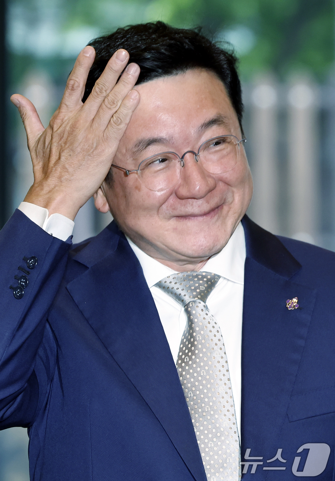 (서울=뉴스1) 박정호 기자 = 이찬희 삼성 준법감시위원회 위원장이 16일 오후 서울 서초구 삼성생명 서초사옥에서 열린 준법감시위원회 정례회의에 참석하고 있다.  2026.6.16 …