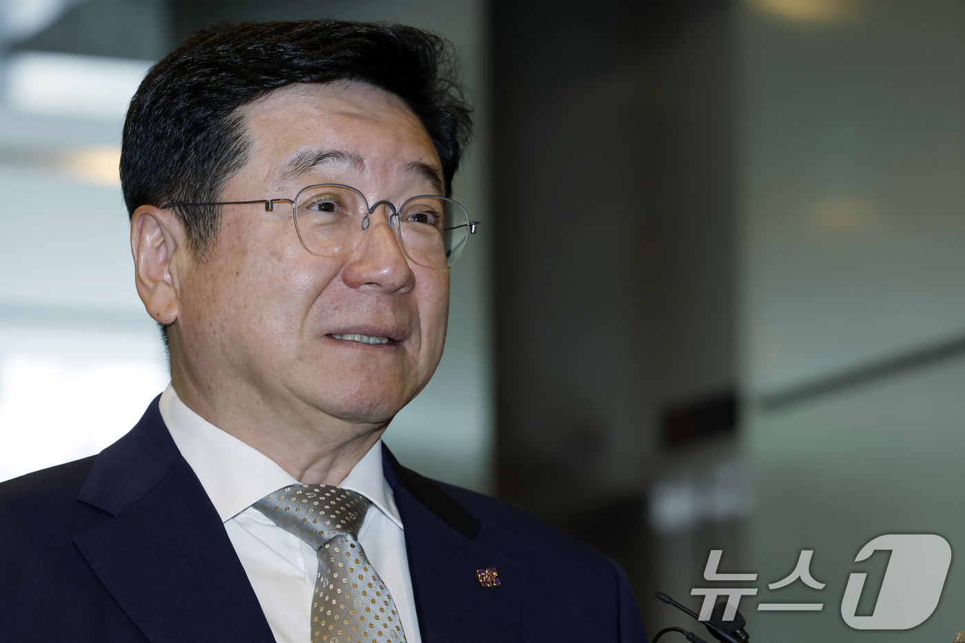 (서울=뉴스1) 박정호 기자 = 이찬희 삼성 준법감시위원회 위원장이 16일 오후 서울 서초구 삼성생명 서초사옥에서 열린 준법감시위원회 정례회의에 참석하며 취재진의 질문에 답하고 있 …