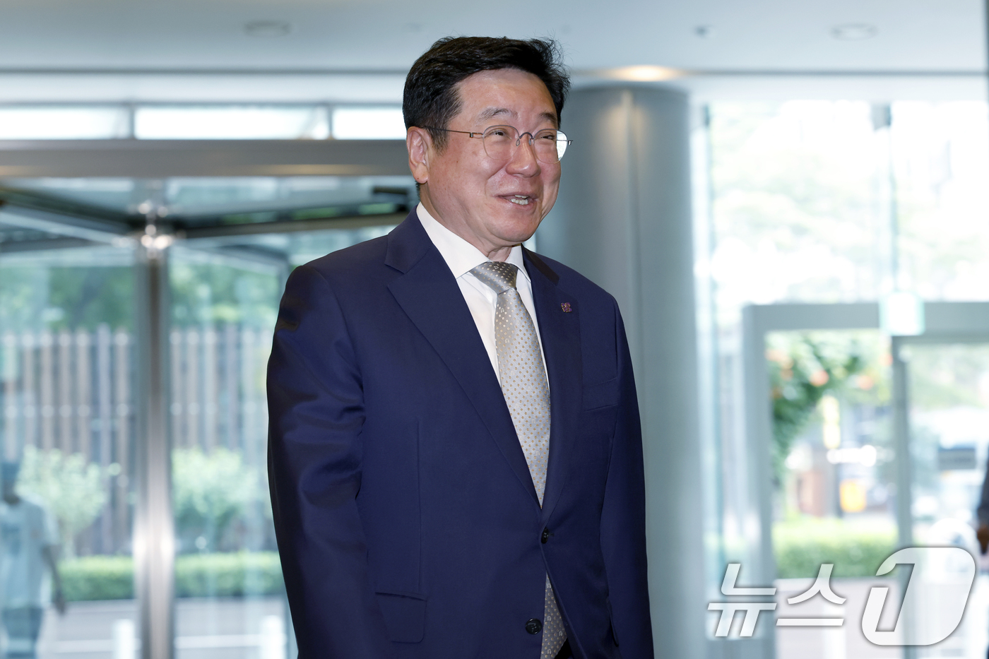 (서울=뉴스1) 박정호 기자 = 이찬희 삼성 준법감시위원회 위원장이 16일 오후 서울 서초구 삼성생명 서초사옥에서 열린 준법감시위원회 정례회의에 참석하며 취재진 앞으로 걸어오며 환 …