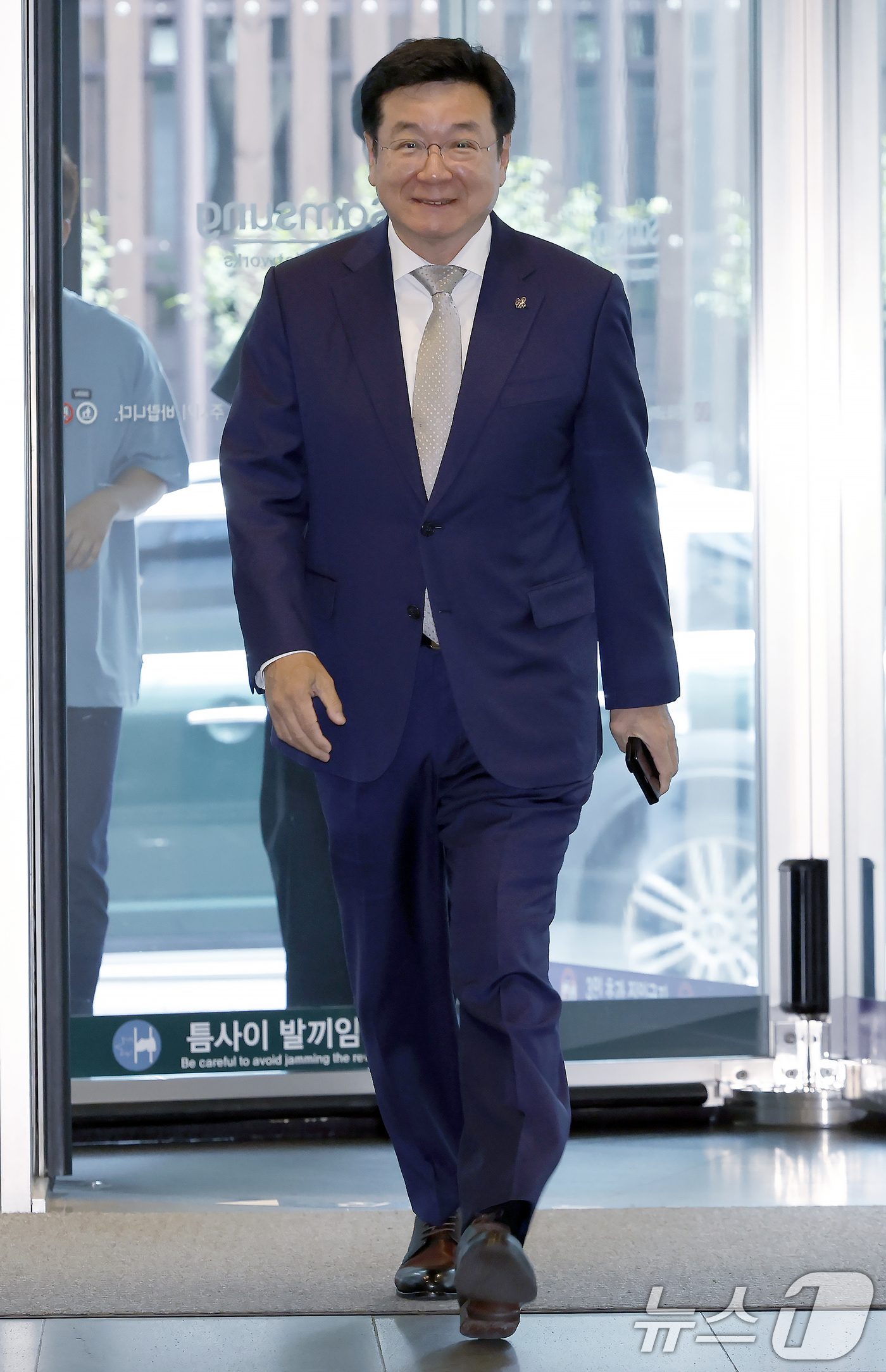 (서울=뉴스1) 박정호 기자 = 이찬희 삼성 준법감시위원회 위원장이 16일 오후 서울 서초구 삼성생명 서초사옥에서 열린 준법감시위원회 정례회의에 참석하고 있다.  2026.6.16 …