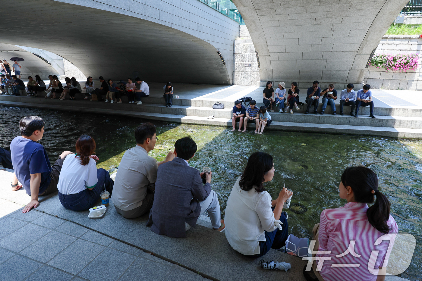 (서울=뉴스1) 안은나 기자 = 서울 낮 최고기온 33도로 무더운 날씨가 이어진 16일 오후 서울 종로구 청계천을 찾은 시민들이 그늘 아래 휴식을 취하고 있다. 2026.6.16/ …