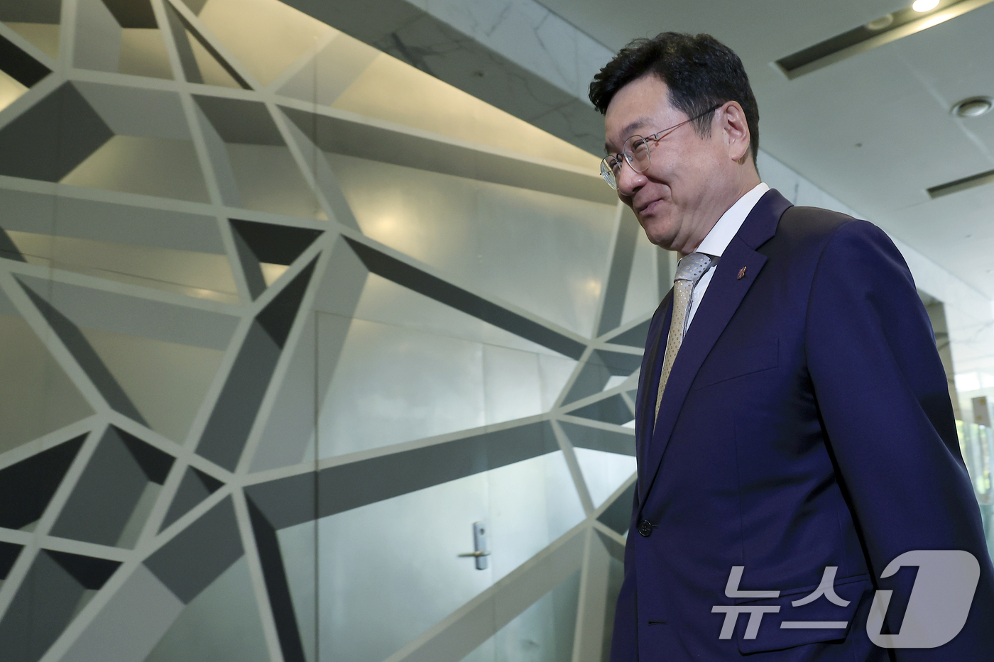 (서울=뉴스1) 박정호 기자 = 이찬희 삼성 준법감시위원회 위원장이 16일 오후 서울 서초구 삼성생명 서초사옥에서 열린 준법감시위원회 정례회의에 참석하고 있다.  2026.6.16 …