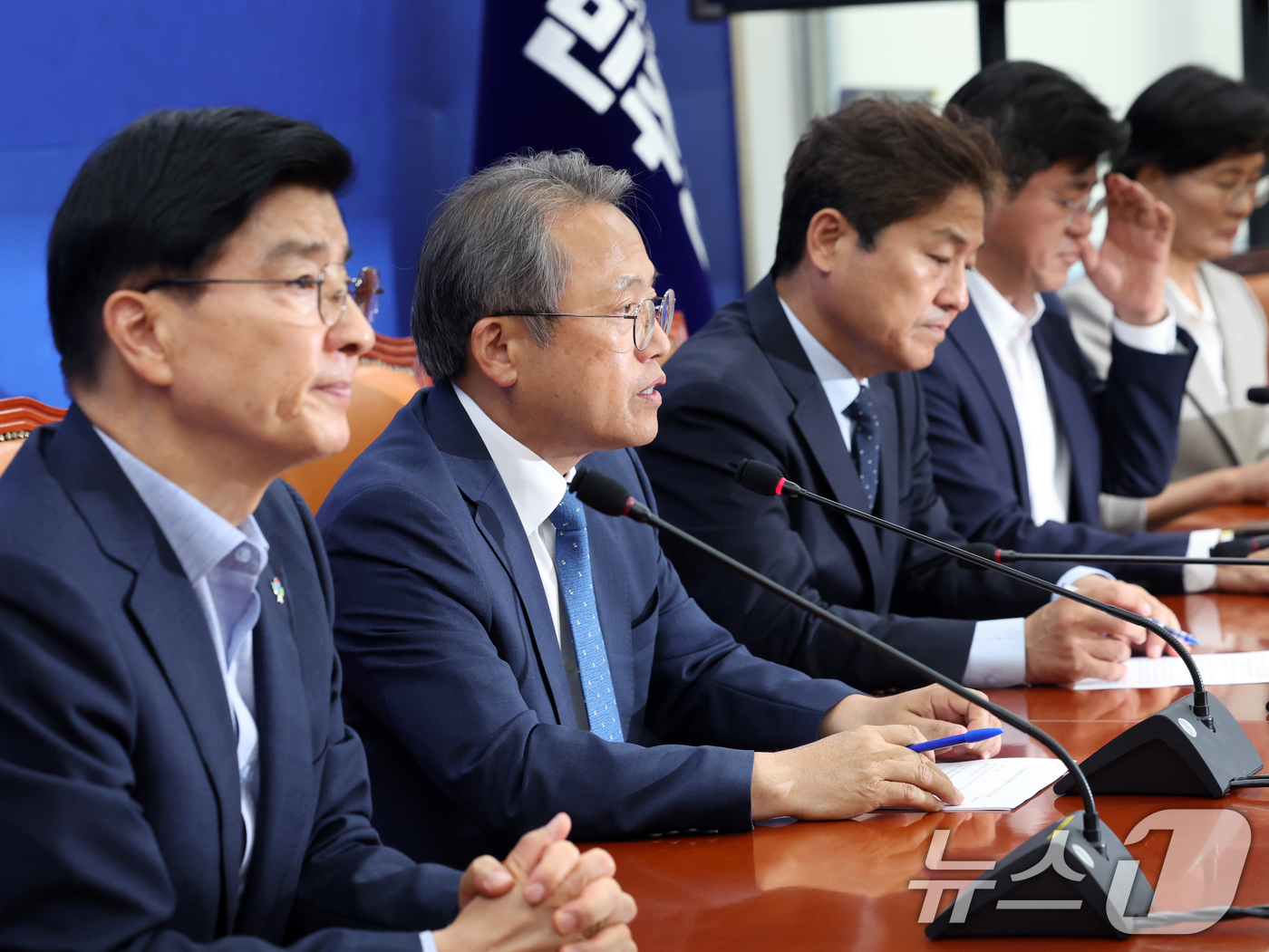 (서울=뉴스1) 황기선 기자 = 송기헌 더불어민주당 선거제도 개혁 TF 단장이 16일 오후 서울 여의도 국회에서 열린 '국민참정권 수호를 위한 선거제도 개혁 TF 2차 회의'에서 …