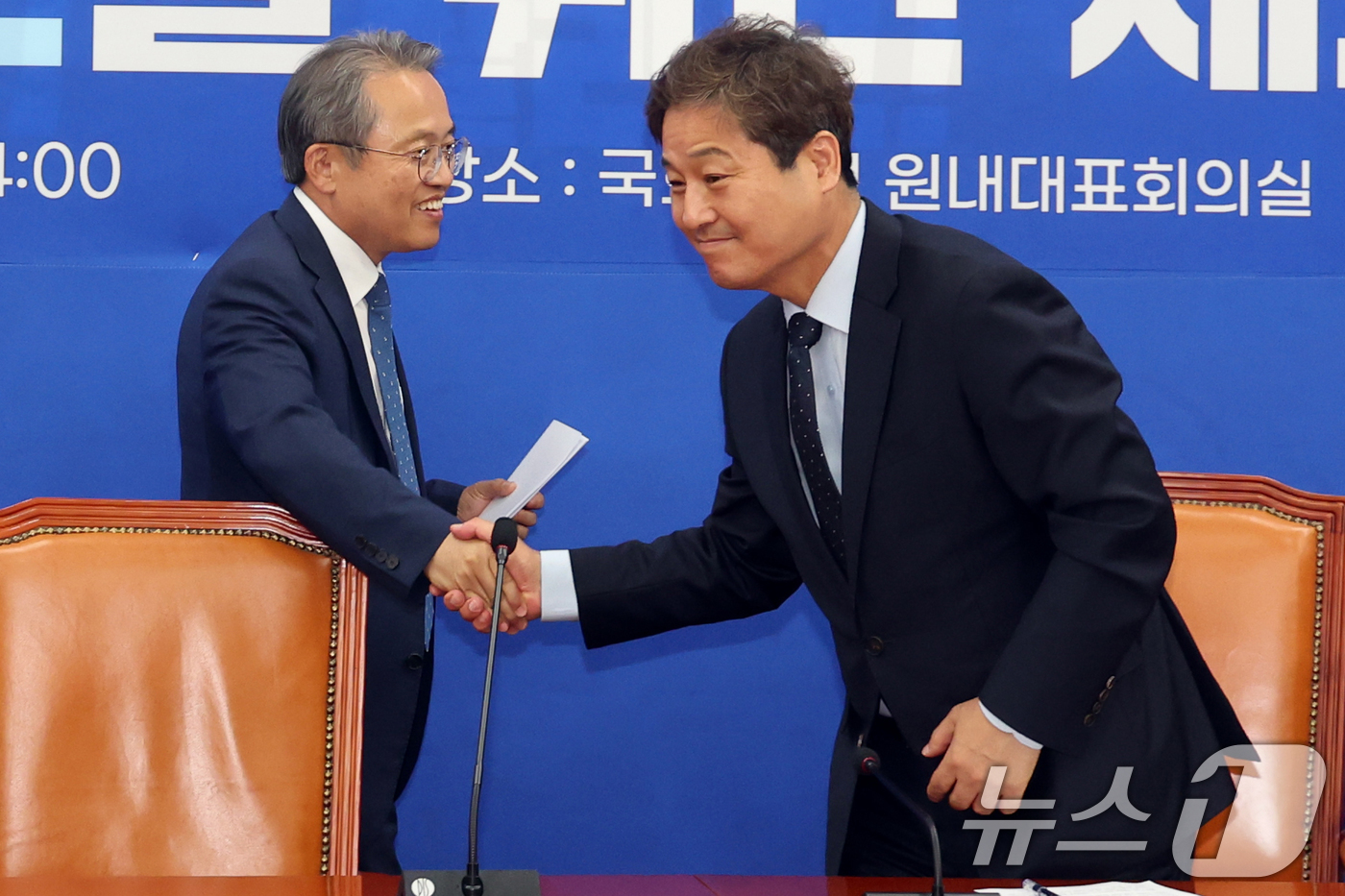 (서울=뉴스1) 황기선 기자 = 더불어민주당 송기헌 선거제도 개혁 TF 단장과 김영배 부단장이 16일 오후 서울 여의도 국회에서 열린 '국민참정권 수호를 위한 선거제도 개혁 TF …