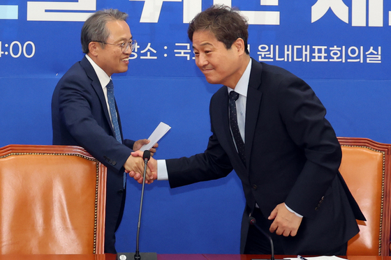 악수하는 송기헌·김영배
