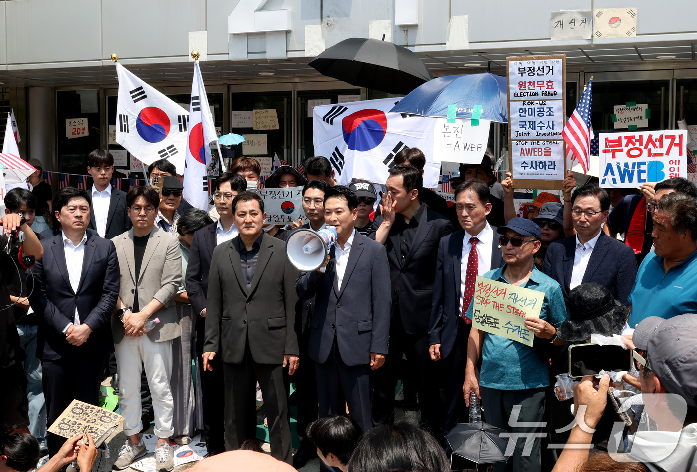 (서울=뉴스1) 김도우 기자 = 장동혁 국민의힘 대표와 김민수 최고위원 등이 16일 6·3 지방선거 '투표용지 부족 사태'로 봉쇄 시위를 하고 있는 서울 송파구 올림픽공원 핸드볼경 …