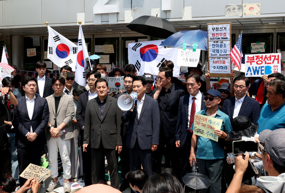 잠실 개표소 시위대 설득하는 장동혁 대표