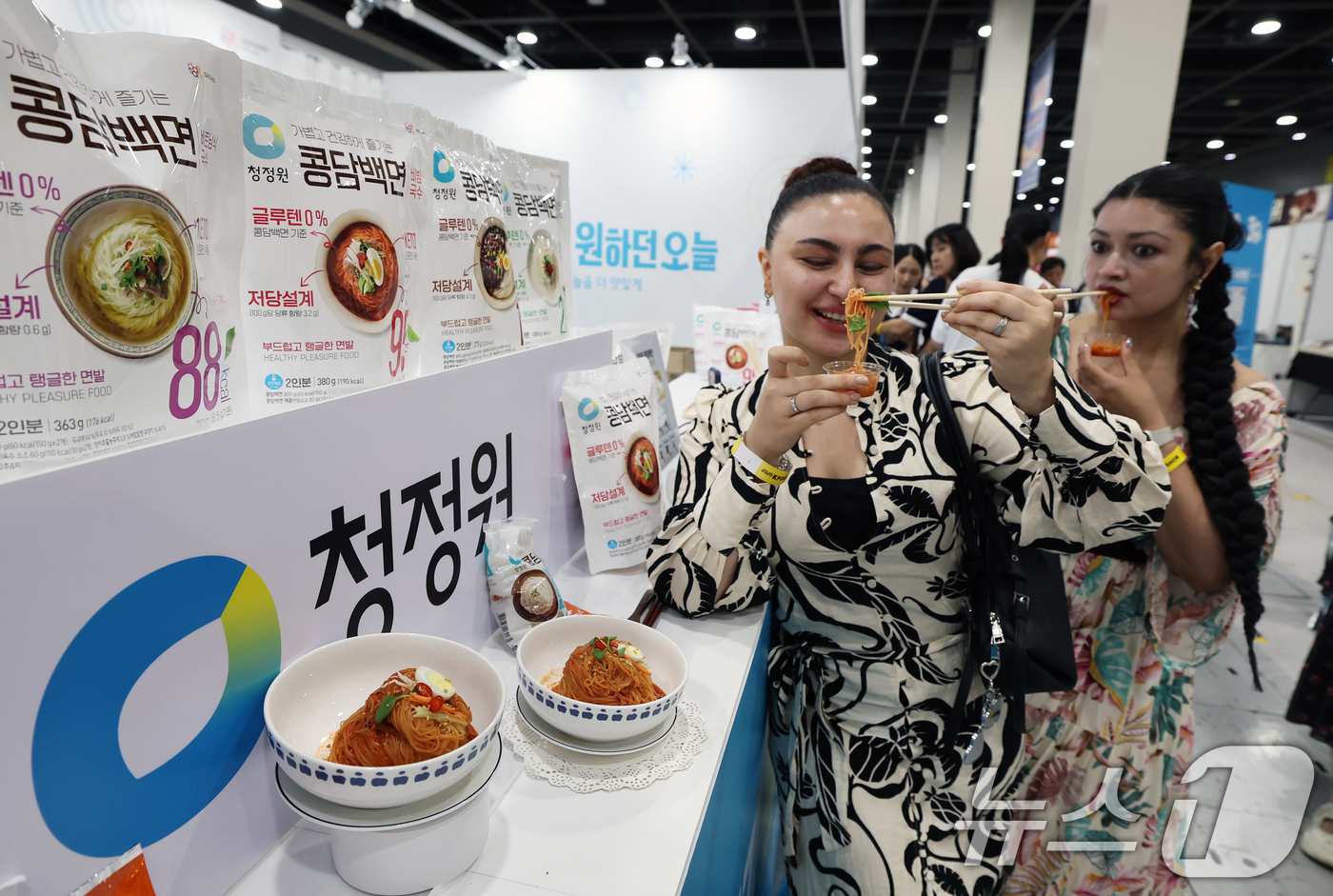 (서울=뉴스1) 오대일 기자 = 16일 서울 서초구 aT센터에서 열린 2026 서울식품유통대전(K푸드쇼)에서 청정원 부스를 찾은 외국인 방문객들이 비빔국수를 시식하고 있다.'K분식 …