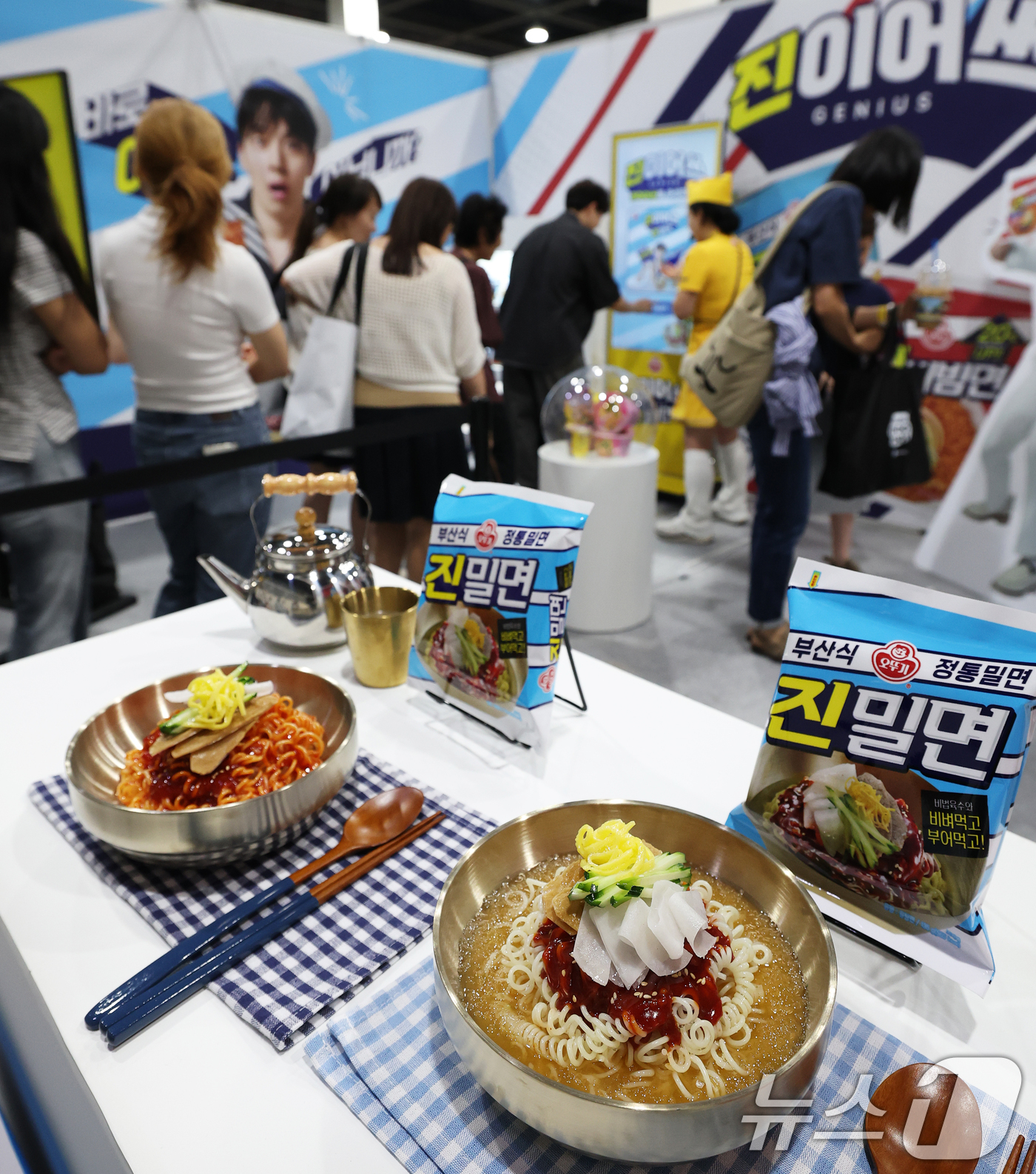 (서울=뉴스1) 오대일 기자 = 16일 서울 서초구 aT센터에서 열린 2026 서울식품유통대전(K푸드쇼)에서 방문객들이 오뚜기 부스를 둘러보고 있다.'K분식, 세계의 식탁으로'를 …