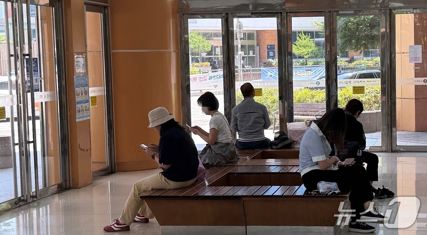 본문 이미지 - 낮 기온이 31.8도까지 치솟은 16일 강원 춘천의 한 대형마트 안에 마련된 무더위 쉼터에서 시민들이 더위를 식히고 있다. 2026.6.16/뉴스1 한귀섭기자