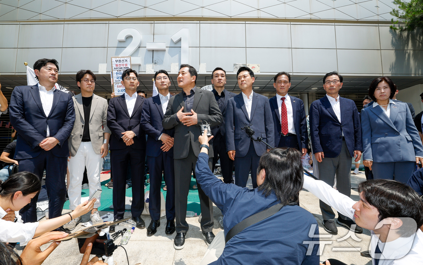 (서울=뉴스1) 김도우 기자 = 장동혁 국민의힘 대표와 지도부가 16일 6·3 지방선거 '투표용지 부족 사태'로 봉쇄 시위를 하고 있는 서울 송파구 올림픽공원 핸드볼경기장 앞을 찾 …