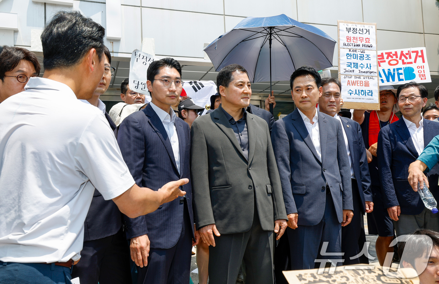 (서울=뉴스1) 김도우 기자 = 장동혁 국민의힘 대표가 16일 6·3 지방선거 '투표용지 부족 사태'로 봉쇄 시위를 하고 있는 서울 송파구 올림픽공원 핸드볼경기장 앞을 찾아 시위대 …