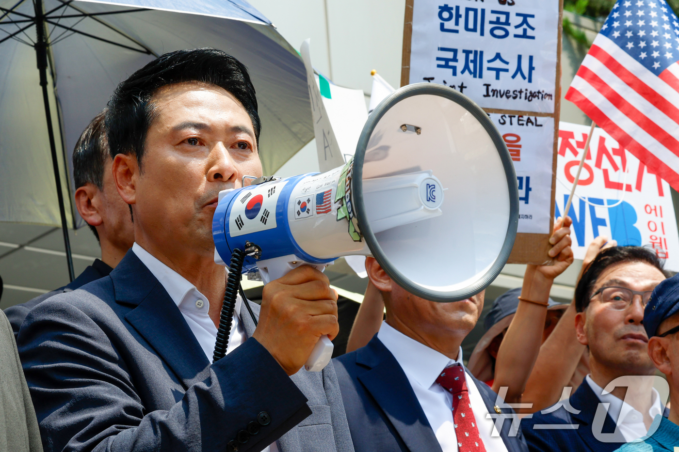 (서울=뉴스1) 김도우 기자 = 장동혁 국민의힘 대표가 16일 6·3 지방선거 '투표용지 부족 사태'로 봉쇄 시위를 하고 있는 서울 송파구 올림픽공원 핸드볼경기장 앞을 찾아 발언하 …