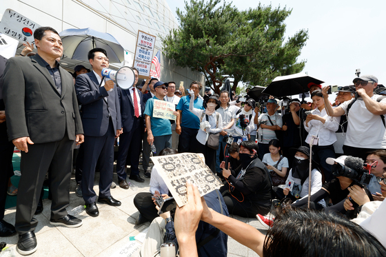 봉쇄 시위 현장 방문해 발언하는 장동혁 대표