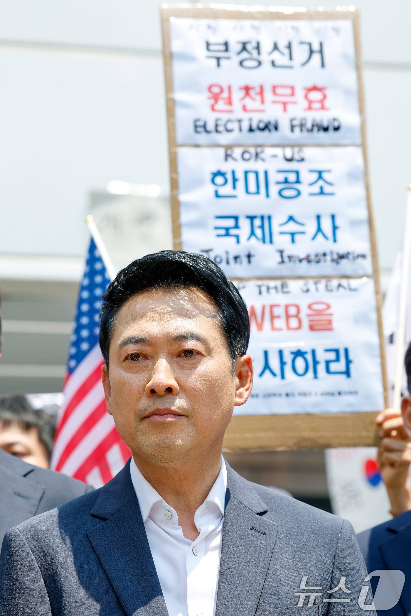 (서울=뉴스1) 김도우 기자 = 장동혁 국민의힘 대표가 16일 6·3 지방선거 '투표용지 부족 사태'로 봉쇄 시위를 하고 있는 서울 송파구 올림픽공원 핸드볼경기장 앞을 방문하고 있 …