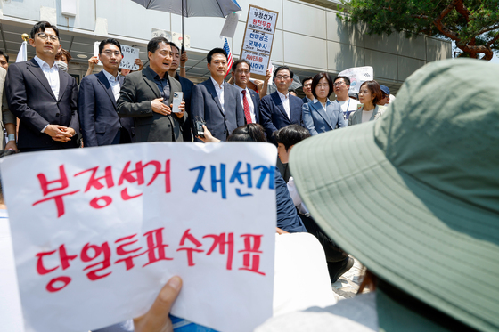 잠실 개표소 찾은 박대출 의원