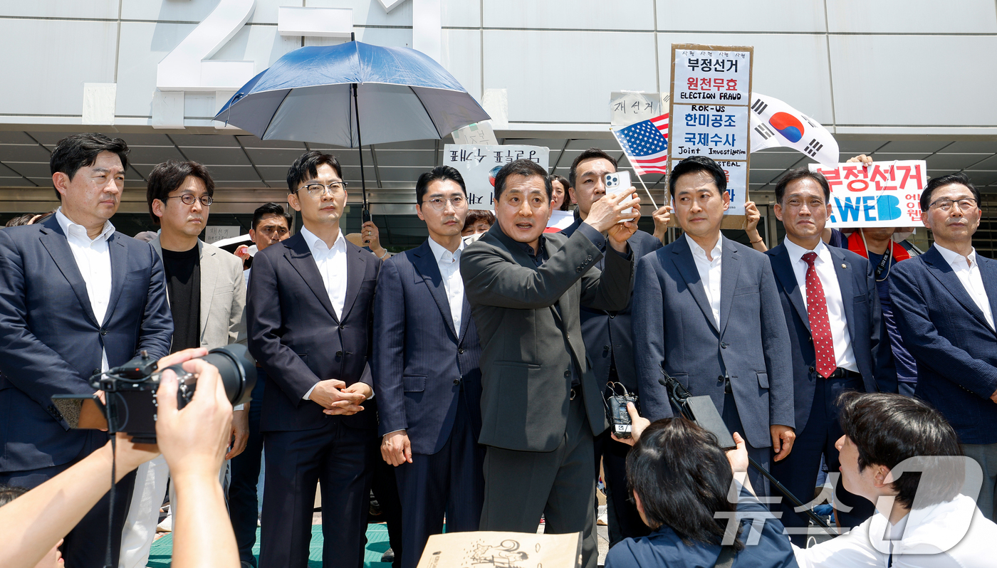 (서울=뉴스1) 김도우 기자 = 박대출 국민의힘 의원이 장동혁 대표 등과 16일 6·3 지방선거 '투표용지 부족 사태'로 봉쇄 시위를 하고 있는 서울 송파구 올림픽공원 핸드볼경기장 …
