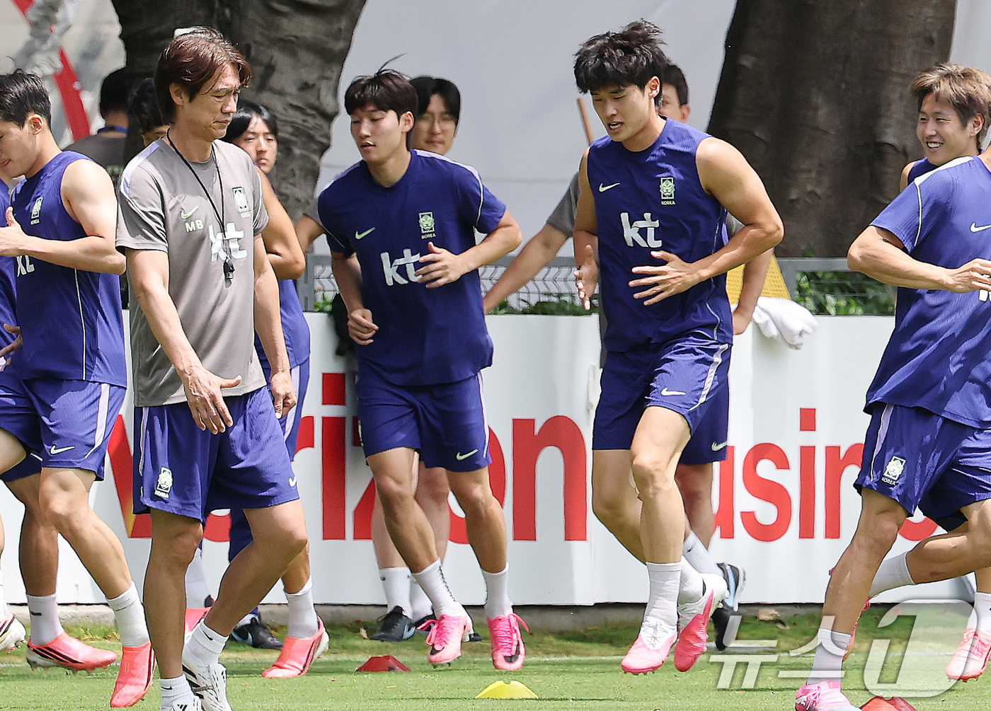 (과달라하라(멕시코)=뉴스1) 임세영 기자 = 한국 축구 국가대표팀 배준호와 김태현이 15일(현지시간) 멕시코 과달라하라 인근 사포판 치바스 바예 베르데 훈련장에서 개최국 멕시코와 …