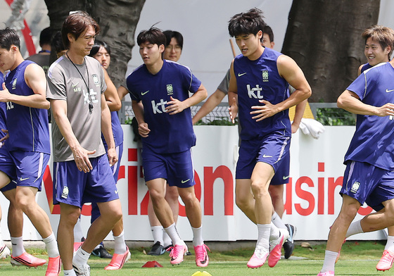 홍명보 감독 앞에서 훈련하는 배준호·김태현