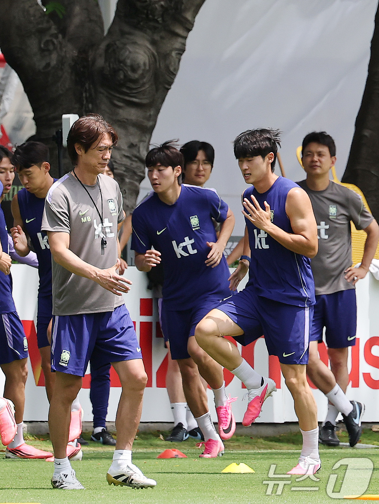 (과달라하라(멕시코)=뉴스1) 임세영 기자 = 한국 축구 국가대표팀 배준호와 김태현이 15일(현지시간) 멕시코 과달라하라 인근 사포판 치바스 바예 베르데 훈련장에서 개최국 멕시코와 …
