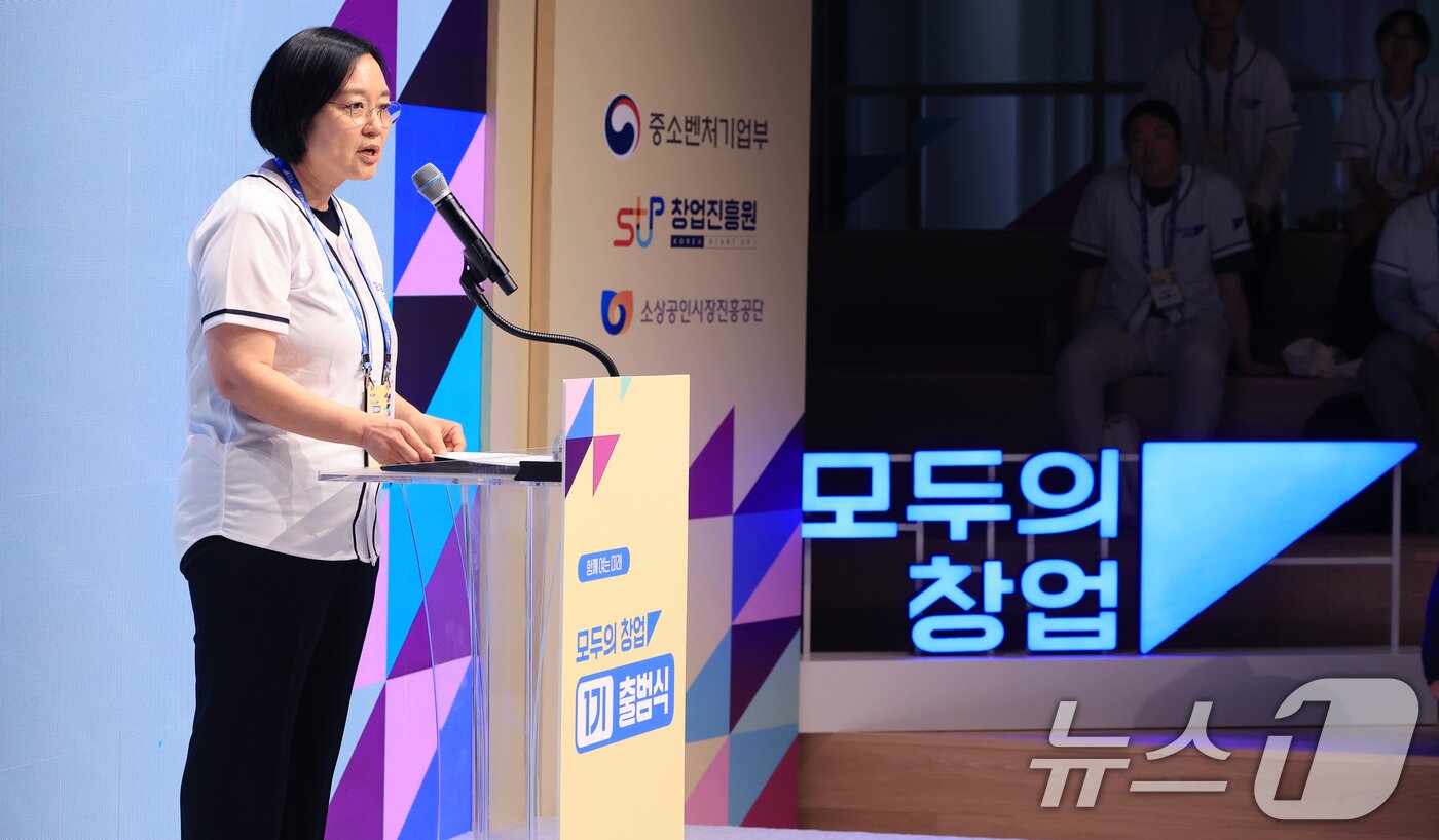 본문 이미지 - 한성숙 중소벤처기업부 장관이 16일 서울 마포구 SVC 서울에서 열린 모두의 창업 1기 출범식에서 축사를 하고 있다. 2026.6.16 ⓒ 뉴스1 이호윤 기자