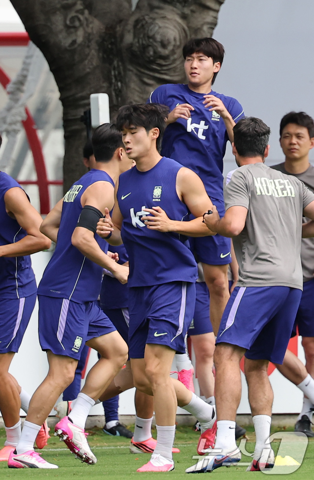 (과달라하라(멕시코)=뉴스1) 임세영 기자 = 한국 축구 국가대표팀 배준호(오른쪽)와 김태현이 15일(현지시간) 멕시코 과달라하라 인근 사포판 치바스 바예 베르데 훈련장에서 개최국 …