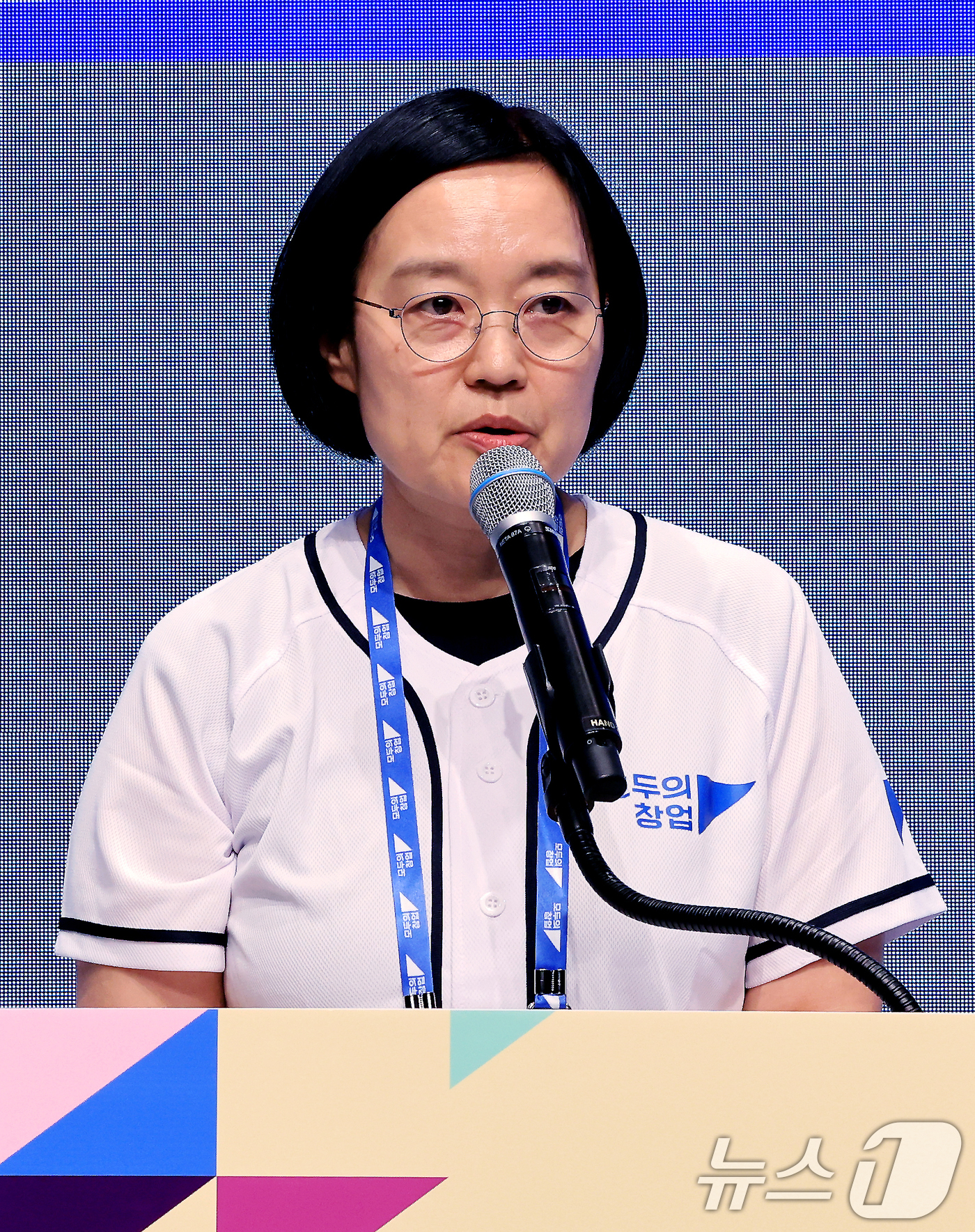 (서울=뉴스1) 이호윤 기자 = 한성숙 중소벤처기업부 장관이 16일 서울 마포구 SVC 서울에서 열린 모두의 창업 1기 출범식에서 축사를 하고 있다. 2026.6.16/뉴스1